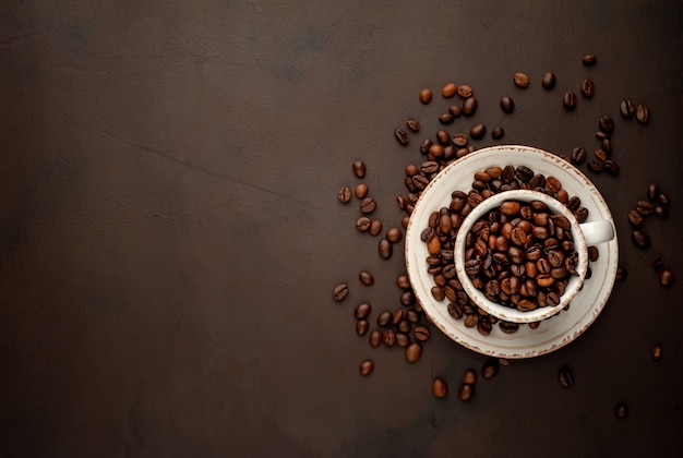 tasse remplie de grains de café