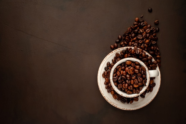 tasse remplie de grains de café