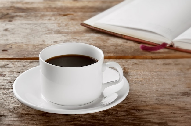 Tasse ronde blanche avec café noir