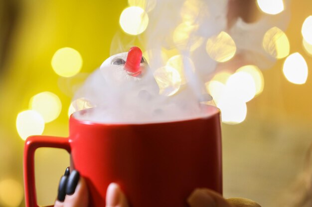 tasse rouge avec un bonhomme de neige guimauve