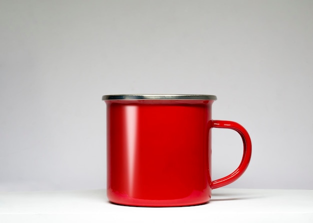 Photo une tasse rouge avec un couvercle qui dit 