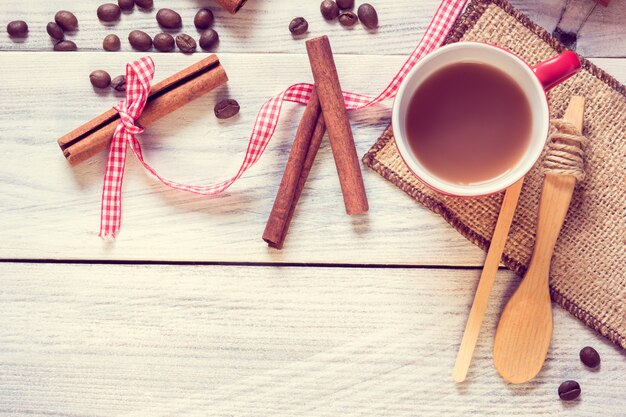 Tasse rouge avec espresso, cannelle et cuillère