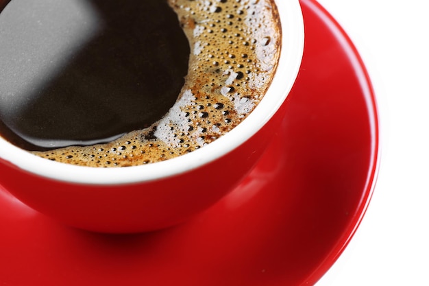 Une tasse rouge de gros plan de café savoureux