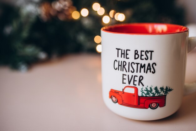 Tasse rouge de Noël. Nouvelle année. Noël