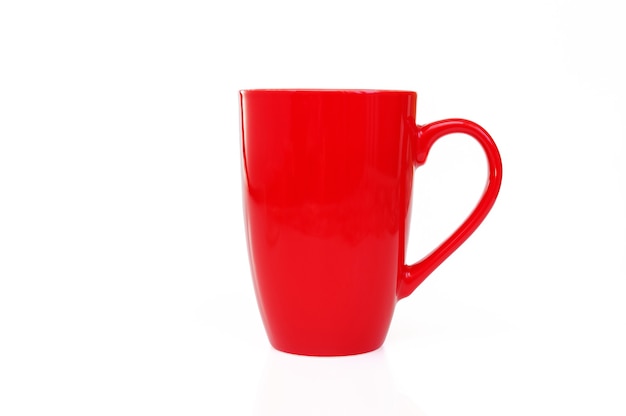 Tasse rouge pour thé ou café sur fond blanc