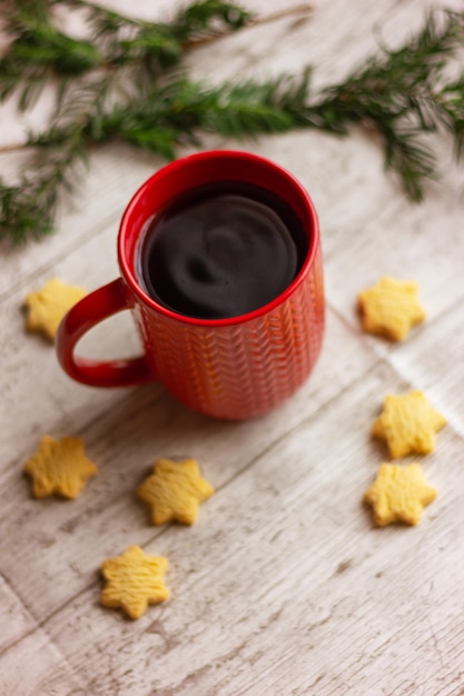 Tasse rouge avec thé et biscuits sur la table vacances d'hiver Noël Nouvel An