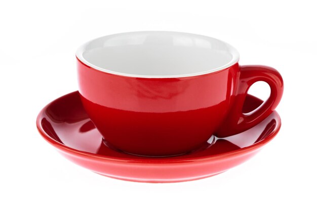 Tasse rouge vide isolé sur fond blanc