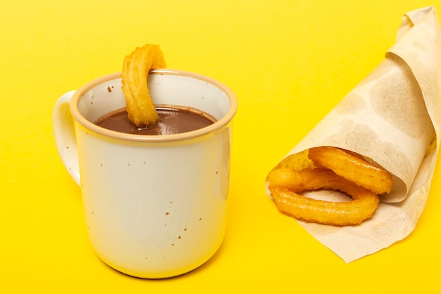 Tasse de sauce au chocolat avec churros