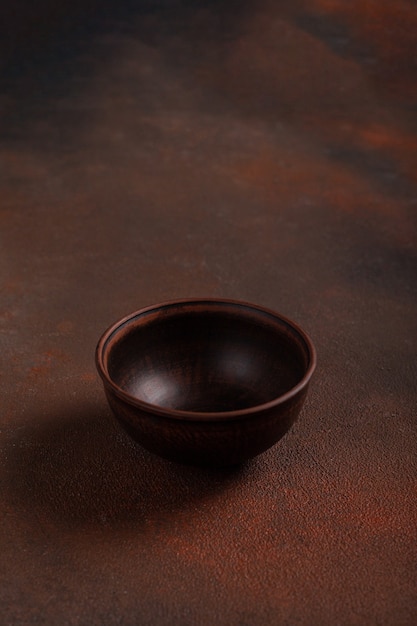 Une Tasse Sombre Sur Table Marron