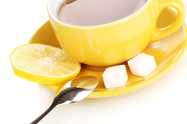 Tasse et soucoupe jaune isolated on white