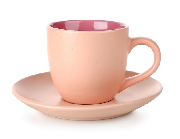 Tasse et soucoupe rose isolé sur fond blanc