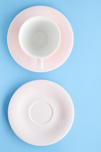 Tasse et soucoupe vides sur fond bleu flatlay