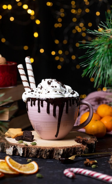 Une tasse avec des stries de chocolat et un chapeau de chantilly