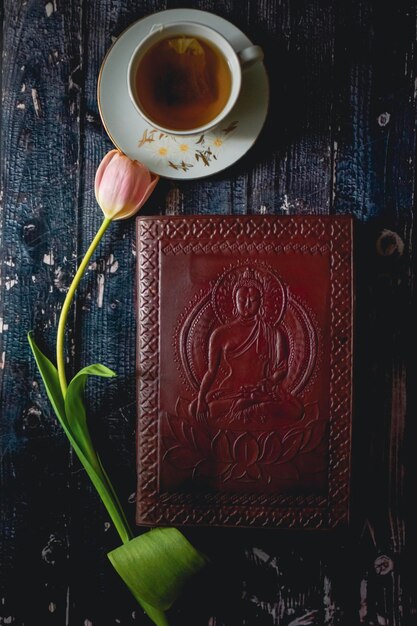 Tasse en T sur fond de bois avec tulipes printanières et feuille blanche