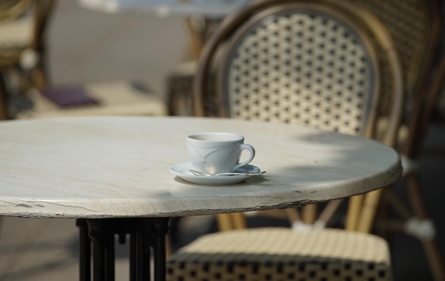 Photo une tasse sur une table dans le jardin par une journée ensoleillée