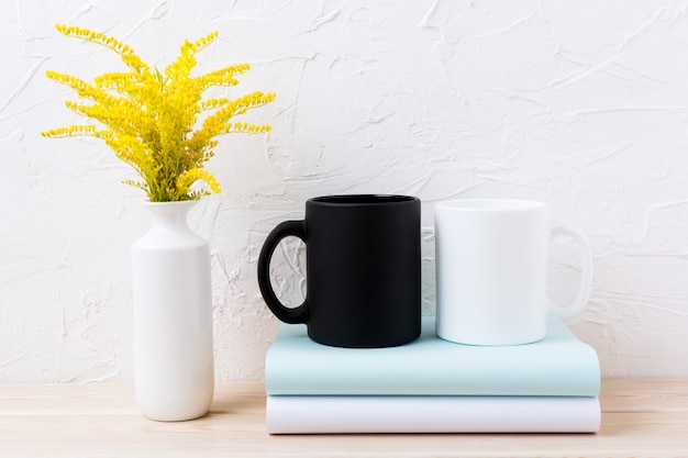 Tasse de tasse blanche et noire avec de l'herbe à fleurs jaunes ornementales