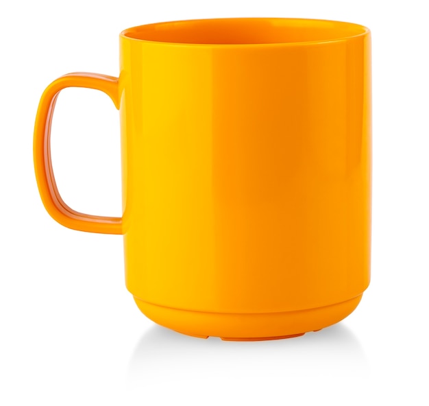 La tasse de tasse orange boire sur l'isolement de fond blanc