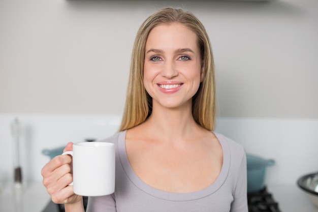 Tasse de tenue heureux modèle magnifique