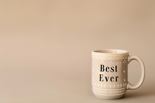 Une tasse avec le texte "Best Ever" sur un fond neutre