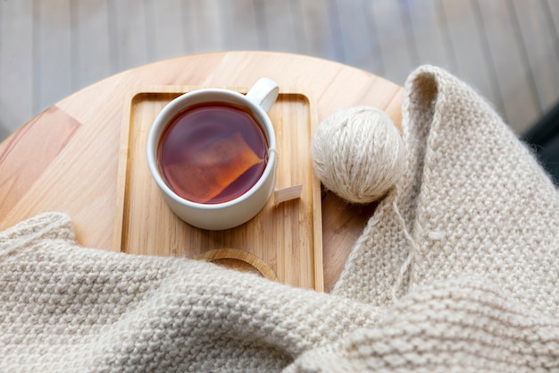 Photo tasse à thé à angle élevé sur planche de bois