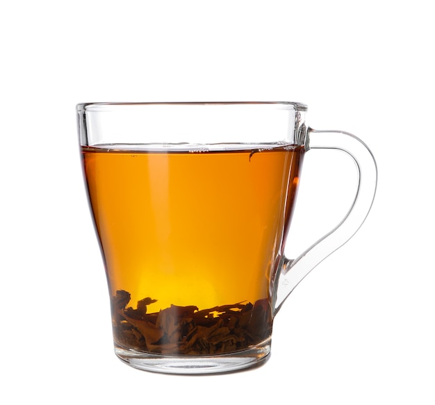 Tasse de thé aromatique chaud sur une surface blanche