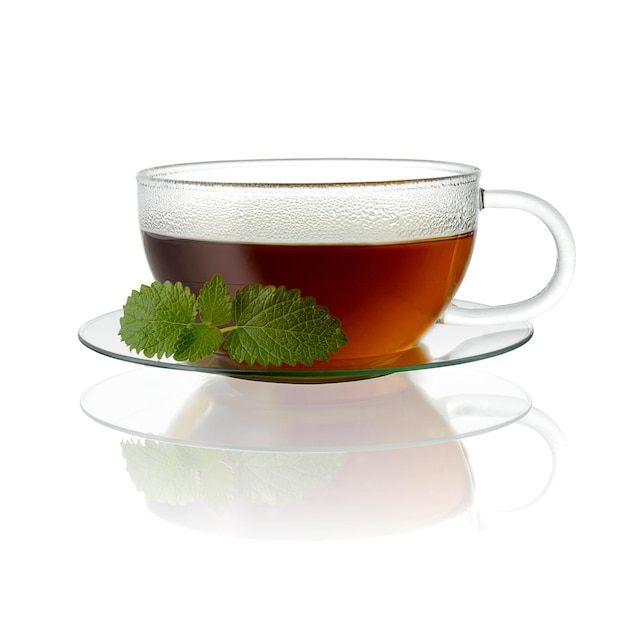 Tasse de thé avec arôme de boisson chaude à la feuille de menthe poivrée isolé sur fond blanc avec reflet