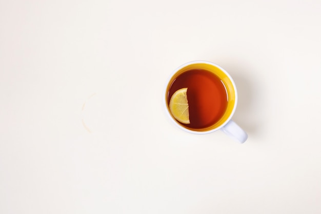 Tasse De Thé Au Citron Sur Fond Beige.