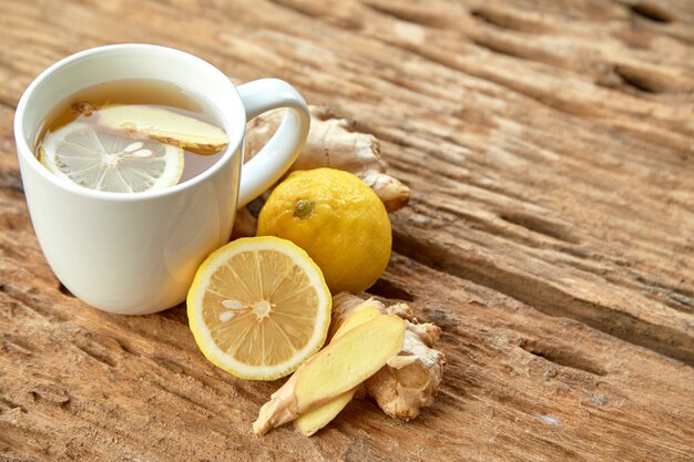 Tasse de thé au citron et gingembre