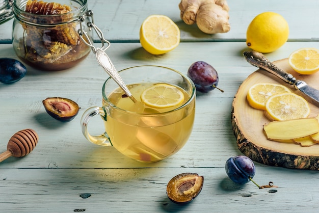 Tasse de thé au citron, miel et gingembre