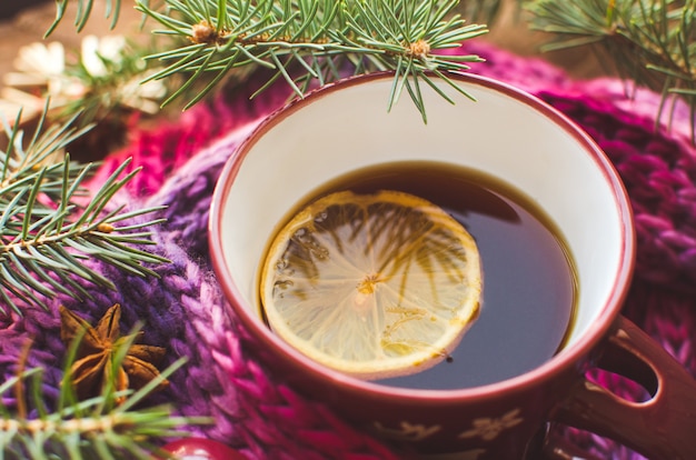 Tasse de thé au citron recouvert d'un foulard