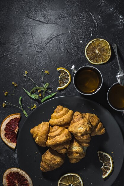 Tasse De Thé Au Citron Sain Avec Des Croissants Et Des Agrumes