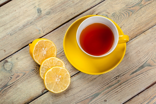 Tasse de thé au citron sur la table