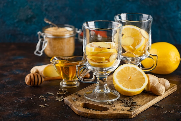Tasse de thé au gingembre avec du miel et citron