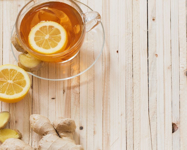 Tasse de thé au gingembre sur une table en bois