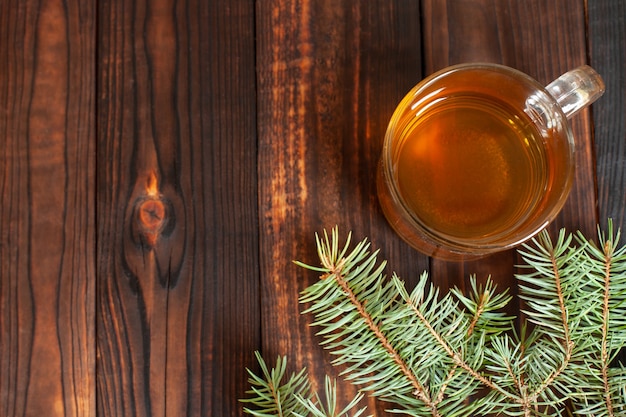 Une tasse de thé au lapsang souchong en feuilles entières, un riche thé au goût fumé