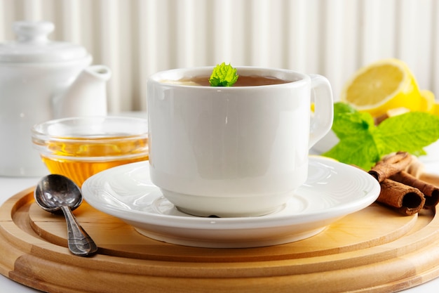 Tasse à thé au miel de citron blanc.