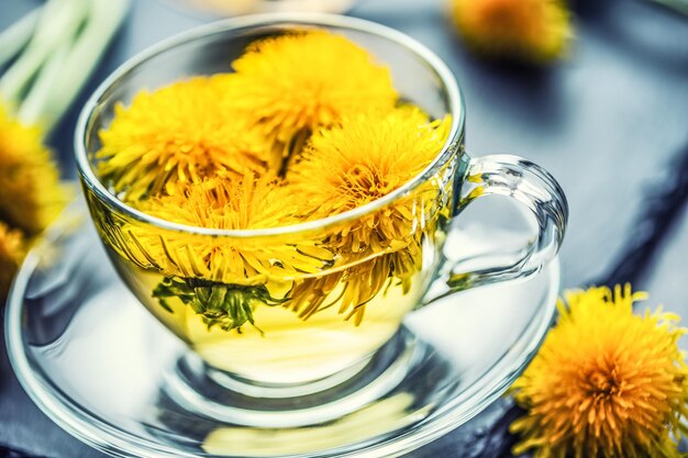 Une tasse de thé au pissenlit sur une planche d'ardoise