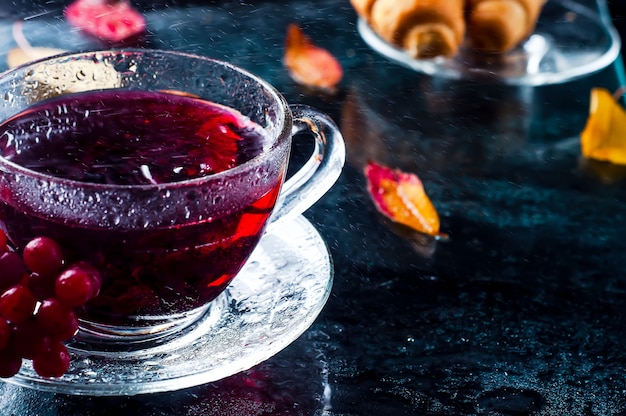 Tasse de thé automne romantique avec des feuilles