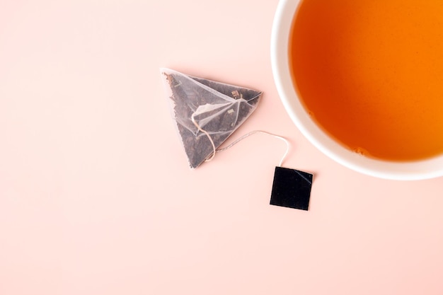 Une tasse de thé aux agrumes et un sachet de thé
