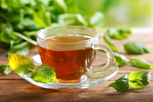 Tasse de thé aux feuilles de menthe