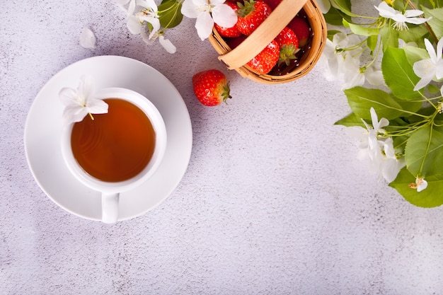 Tasse de thé aux fleurs de pommier blanc