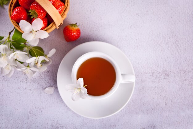 Tasse de thé aux fleurs de pommier blanc