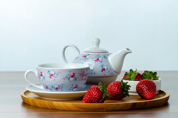 Tasse de thé aux fraises sur blanc