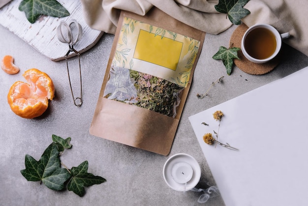 Tasse de thé aux mandarines et emballage de thé