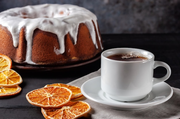 Tasse de thé aux oranges et un morceau de muffin fait maison