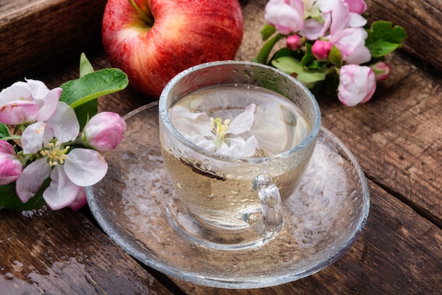 Tasse de thé aux pommes