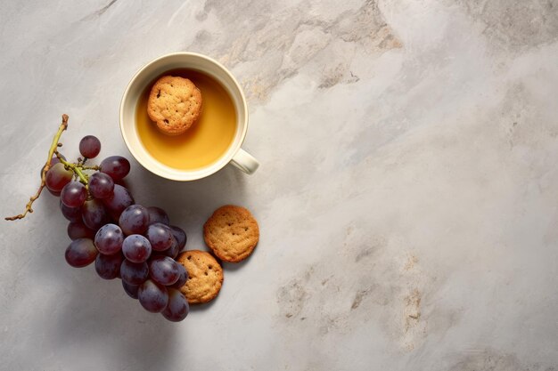 Photo tasse de thé aux raisins et fond de biscuits vue de dessus