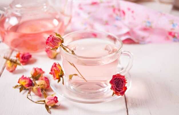 Tasse de thé aux roses. Thé de désintoxication à base de plantes saines.