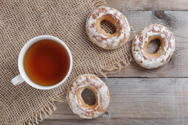 Tasse de thé et bagels glacés