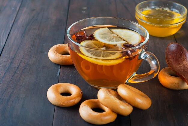 Tasse de thé et des bagels sur une table en bois.